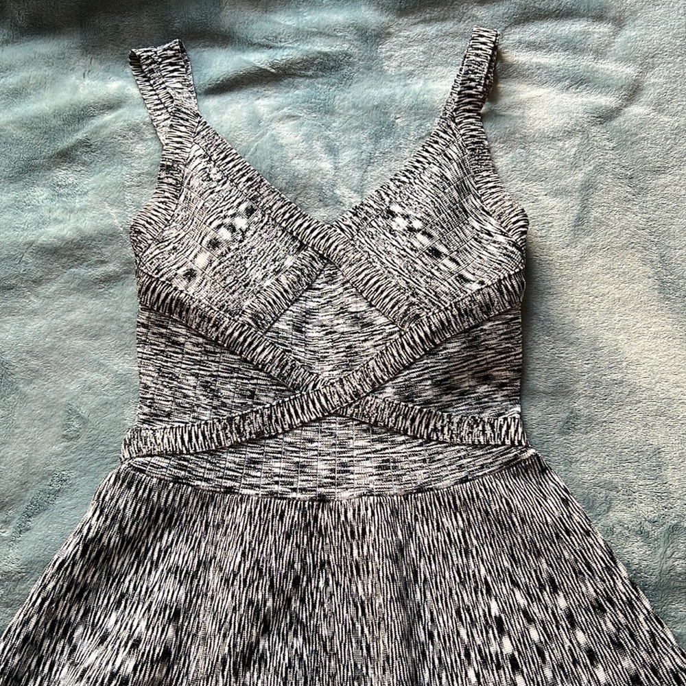 GUESS BLACK AND WHITE DRESS